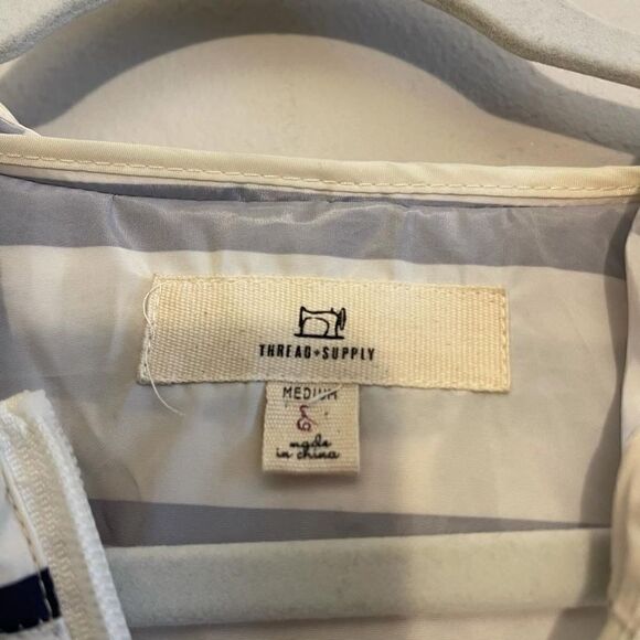 Thread and supply rain jacket size medium - Picture 4 of 5